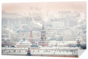 Moskwa, Rosja - 9 stycznia 2019: Widok wieża Spasskaya i mieszkalnych w Moskwie