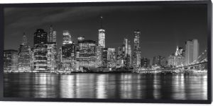 Czarno-białe zdjęcie panoramiczne Nowego Jorku w nocy, USA.