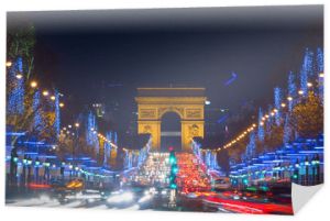 Avenue des Champs-Elysees z bożonarodzeniowym oświetleniem prowadzącym do Łuku Triumfalnego w Paryżu we Francji