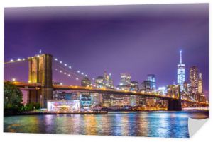 Piękny widok Nowego Jorku na Most Brookliński w kierunku Manhattanu w nocy