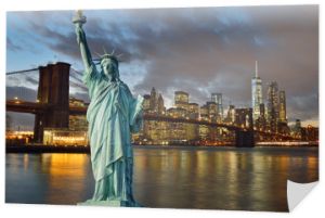 Panoramę Manhattah z Brooklyn Bridge w nocy i Statuą Wolności - kolaż.