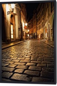 wąską uliczkę z latarni w Pradze w nocy