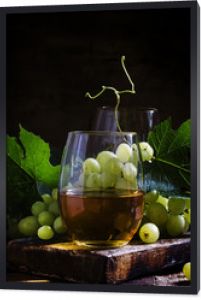 Wino i winogrona, staromodna martwa natura, selektywne skupienie