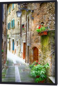 urocze stare uliczki średniowiecznych miasteczek Włoch