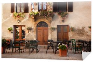 Retro romantyczna restauracja, kawiarnia w małym włoskim miasteczku. Zabytkowe Włochy