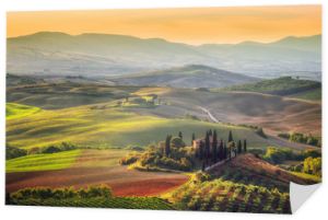 Krajobraz Toskanii o wschodzie słońca. Gospodarstwo toskańskie, winnica, wzgórza.