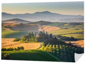 Malowniczy krajobraz Tuscany z wzgórz i dolin w świetle poranka złoty, Val d'Orcia, Włochy