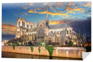 Katedra Notre Dame o zmierzchu w Paryżu, Francja
