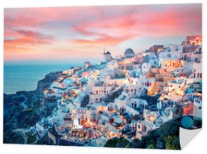 Imponujący wieczorny widok na wyspę Santorini. Malowniczy zachód słońca wiosna w słynnym greckim kurorcie Oia, Grecja, Europa. Podróżowanie koncepcja tło. Zdjęcie przetworzone w stylu artystycznym.
