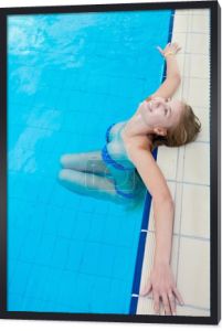 Piękną dziewczynę w strój kąpielowy relaks przy basenie
