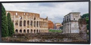 panoramiczne uprawy starożytnego Koloseum w pobliżu historycznych budynków 