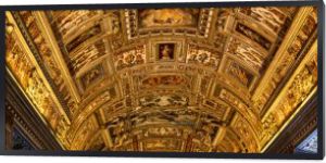Rzym, Włochy-28 czerwca 2019: panoramiczny strzał Złotego sufitu z freskami