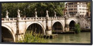 Rzym, Włochy-28 czerwca 2019: panoramiczny strzał rzeki Tyber i ludzie chodzą na starym moście w słoneczny dzień