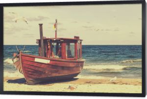 Stary trawler rybacki na plaży w stylu retro