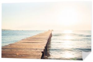 Samotne molo na śródziemnomorskiej plaży