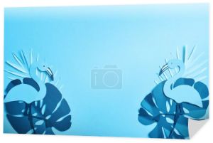 Widok z góry niebieski egzotyczny papier cięte liści palmowych i flamingi na niebieskim tle z kopią przestrzeni