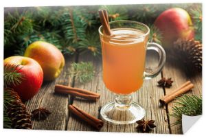 Gorący napój jabłkowy tradycyjny zimowy sezon z cynamonem i anyżem. Domowy zdrowy organiczny ciepły napój przyprawowy. Świąteczna lub dziękczynna dekoracja świąteczna na vintage drewnianym tle