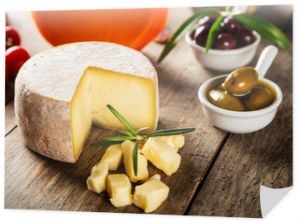 Tradycyjny włoski ser na drewnie