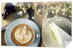 Kawa latte art i ciasto plasterek deserów