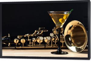 saksofon i martini z zielonymi oliwkami