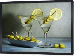 Martini z oliwkami, cytryną i lodem