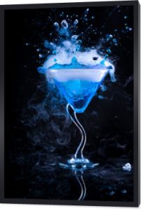 niebieski koktajl z rozbryzgami i parą lodu