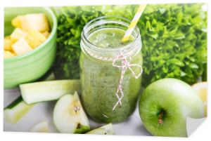 świeżych organicznych smoothie zielony z jabłko, ogórek, sałatka, pineap