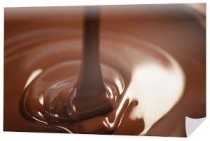 roztopiona ciemna czekolada płynie zbliżenie, płytka ostrość