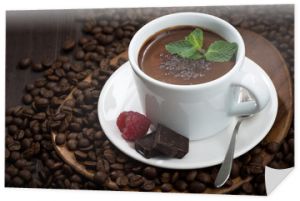 smakowa gorąca czekolada w filiżance na tle ziaren kawy