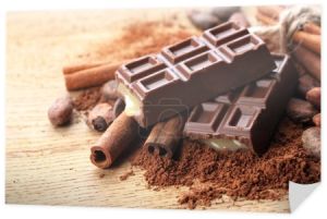 Skład czekolady słodycze, kakao i przyprawy na drewniane tła