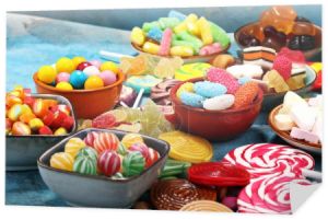 Cukierki galaretki i cukrem. kolorowy wachlarz różnych childs słodycze i traktuje