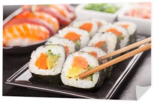 kawałki sushi z pałeczkami