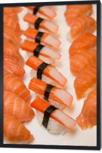 Rolki sushi na białym talerzu.