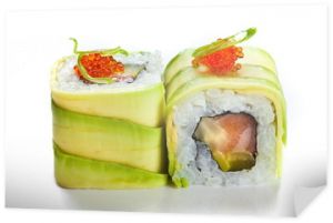 Roladki sushi z awokado i łososiem na białym tle