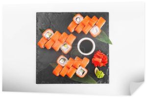 sushi na białym tle