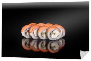 Świeże bułki sushi przygotowane z najlepszych odmian ryb i owoców morza. Kuchnia japońska