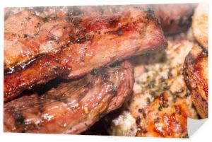 Zbliżenie zaprawiony wieprzowe kotlety i steak z baraniny gotowane na grill Grill węglowy.