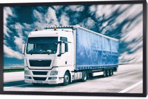 Transport towarów ciężarówką - przenoszenie ciężarówek po autostradzie // spedycja