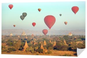 Balony na ogrzane powietrze nad buddyjskimi świątyniami o wschodzie słońca. Bagan.