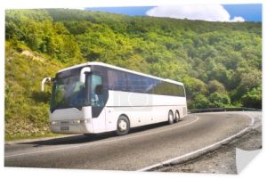 autobus turystyczny podróży na drodze wśród gór