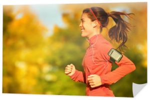 Kobieta biegaczka biegająca w jesiennym lesie