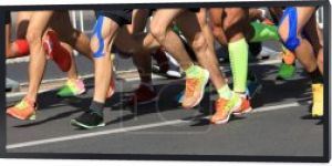 Nogi maratończyka biegającego po drodze miejskiej