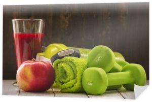 Fitness i diety koncepcja: hantle, świeży czerwony koktajl, jabłko