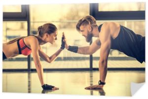Mężczyzna i kobieta robi deski ćwiczenia 