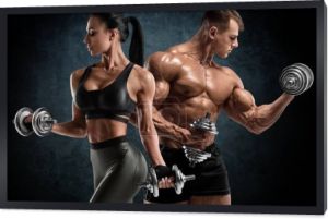 Sportowy trening par z hantlami. Muskularny mężczyzna i kobieta wykazujących mięśnie