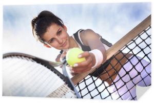 Piękna młoda dziewczyna spoczywa na siatce do tenisa