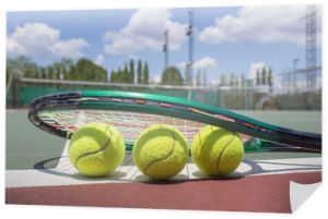 Zbliżenie na rakietę tenisową i piłki na korcie tenisowym