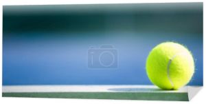 jeden nowe piłki na białej linii w sądzie twardy niebieskie i zielone światło z prawej