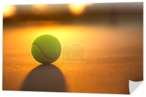 piłki tenisowe na zachodzie słońca