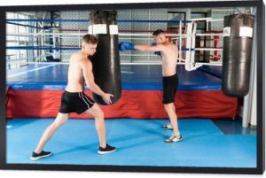 Silny bokser i przeciwnik podczas walki bokserskiej w ringu